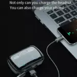 Estuche de carga negro brillante para audífonos inalámbricos con pantalla LED digital, conectado mediante cable a un teléfono celular.
