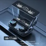 Audífonos inalámbricos negros M10 Bluetooth TWS en estuche de carga negro brillante con pantalla digital LED con porcentaje y nivel de batería para cada auricular.