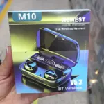 Caja de audífonos inalámbricos M10 V5.3 en mano, mostrando estuche azul con pantalla digital de batería y dos auriculares.