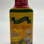 Botella rectangular de 400 ml con líquido concentrado de frutas y extractos botánicos, etiqueta amarilla, verde y roja con ilustraciones de aloe vera y manzanilla