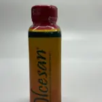 Botella plástica rectangular de suplemento nutricional Ulcesan con etiqueta naranja y verde, tapa roja sellada y texto visible sobre registro INVIMA.