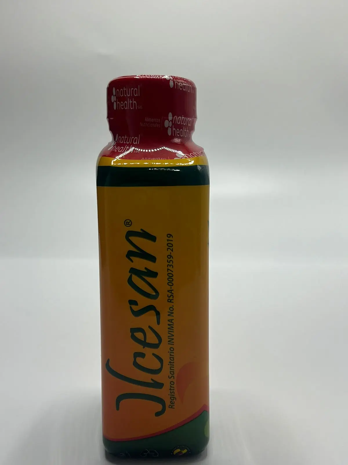 Botella plástica rectangular de suplemento nutricional Ulcesan con etiqueta naranja y verde, tapa roja sellada y texto visible sobre registro INVIMA.