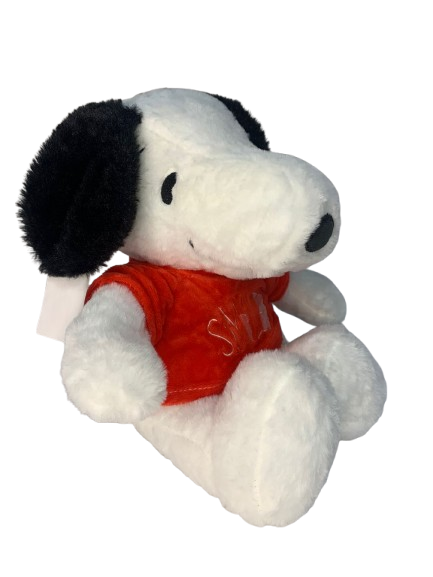 Peluche de Snoopy sentado con cuerpo blanco, orejas negras y camiseta roja, de textura suave para decorar habitaciones infantiles.