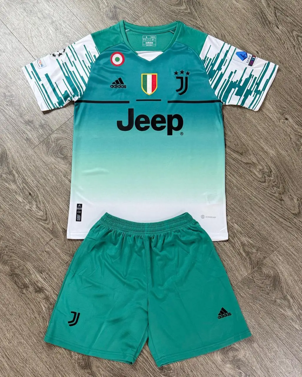 Uniforme de futbol Juventus para adultos con detalles bordados - Disfruta la máxima comodidad durante tus partidos - Imagen 2