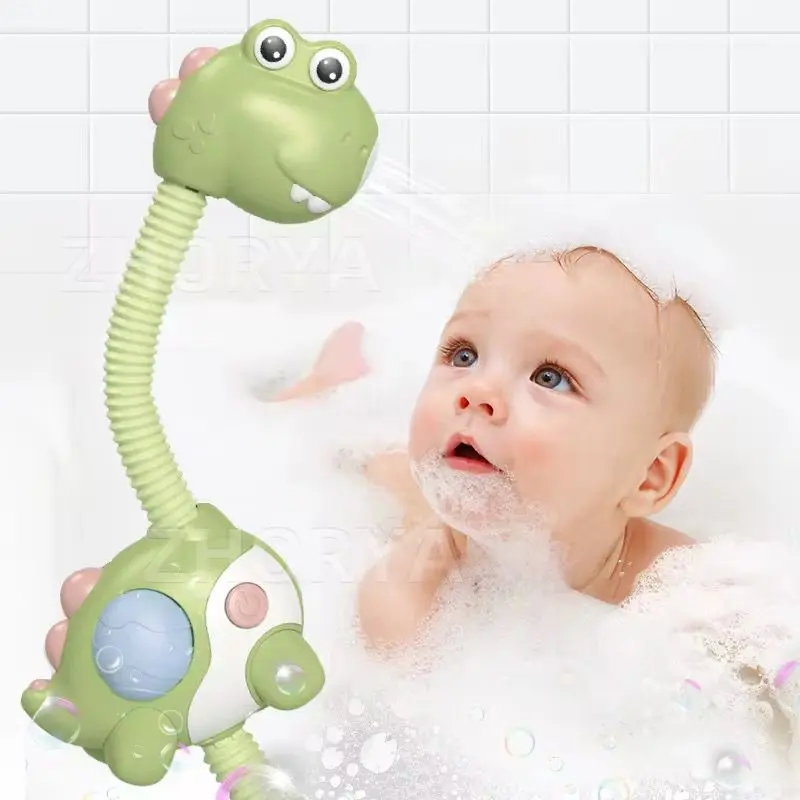 Ducha eléctrica verde con forma de dinosaurio para baño de bebé, cuello flexible y chorro de agua suave que cae sobre un niño espumoso.