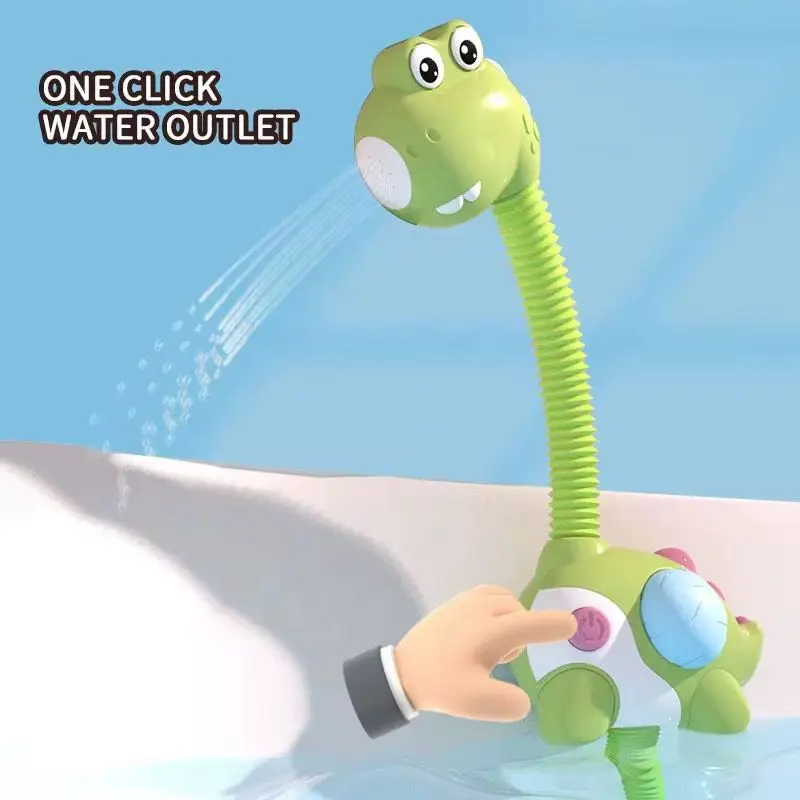 Ducha eléctrica de dinosaurio verde con cuello flexible. Una mano presiona el botón rosa para activar el flujo de agua suave desde su boca.