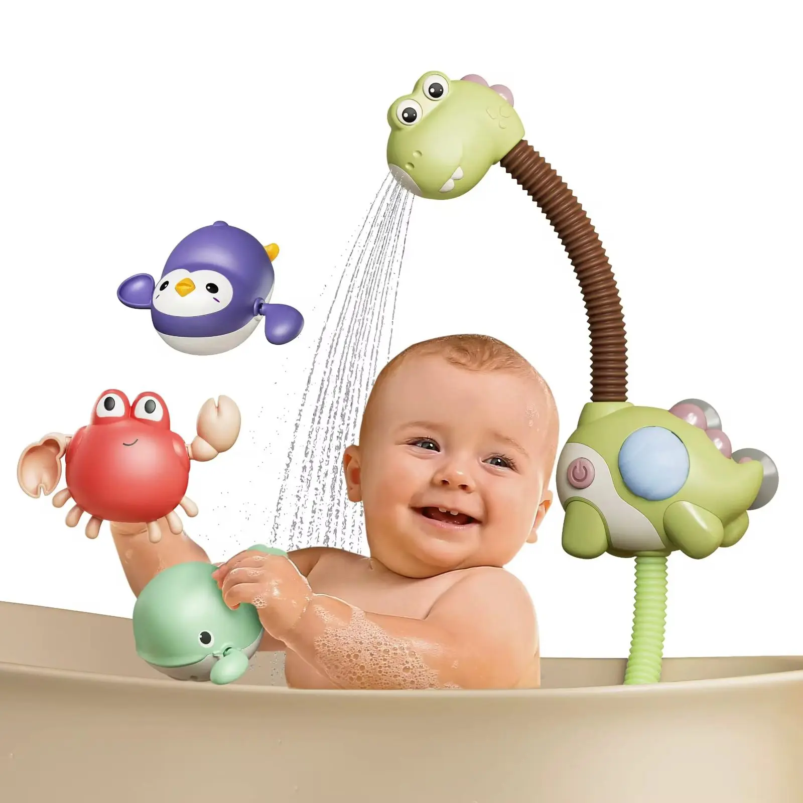 Bebé sonriente en tina jugando con ducha eléctrica verde de dinosaurio, incluye juguetes flotantes de cangrejo rojo, pingüino morado y ballena verde.