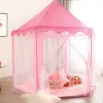 Carpa castillo hexagonal rosa de poliéster para niñas, con cortinas de tul blanco y techo punteado, montada sobre alfombra peluda en habitación infantil.