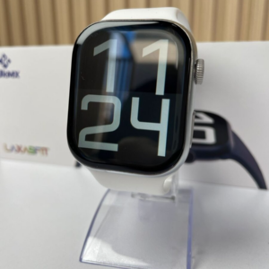 Smartwatch con pantalla AMOLED y caja plateada, exhibido en soporte sobre fondo blanco con caja de empaque.