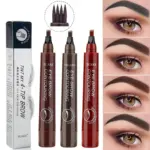 Tres lápices de cejas líquidos con punta de cuatro puntas en tonos marrón, gris y rojo, con empaque y muestra de aplicación en cejas.