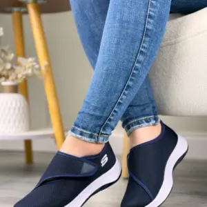 Zapatillas deportivas casuales para mujer en color azul marino con cierre de velcro, suela blanca y diseño de malla transpirable.