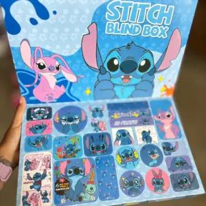 Calendario de Adviento Stitch abierto con tapa azul de Stitch y Angel, y base con múltiples calcomanías coloridas de los personajes.