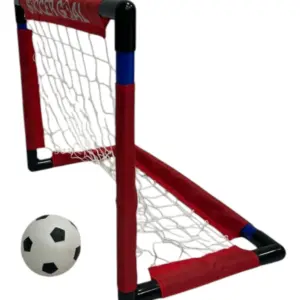 Mini portería de fútbol con estructura roja, red blanca y un balón clásico blanco y negro, ideal para juegos en jardín o piscina.