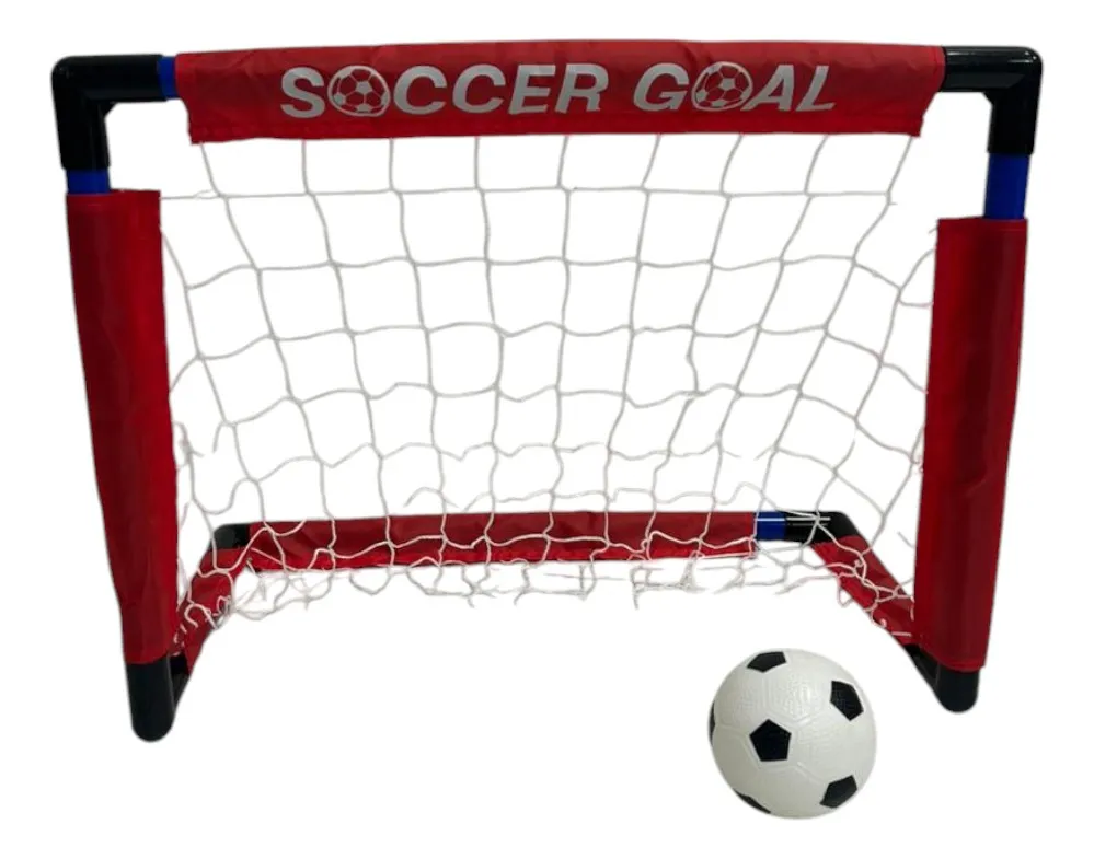 Portería de fútbol con protectores rojos, red blanca y un balón de fútbol blanco y negro, ideal para actividades físicas en jardín o piscina.