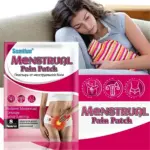 Parches Sumifun para el dolor menstrual en empaque blanco y rosa, con diagramas de alivio abdominal y una mujer descansando en un sofá.