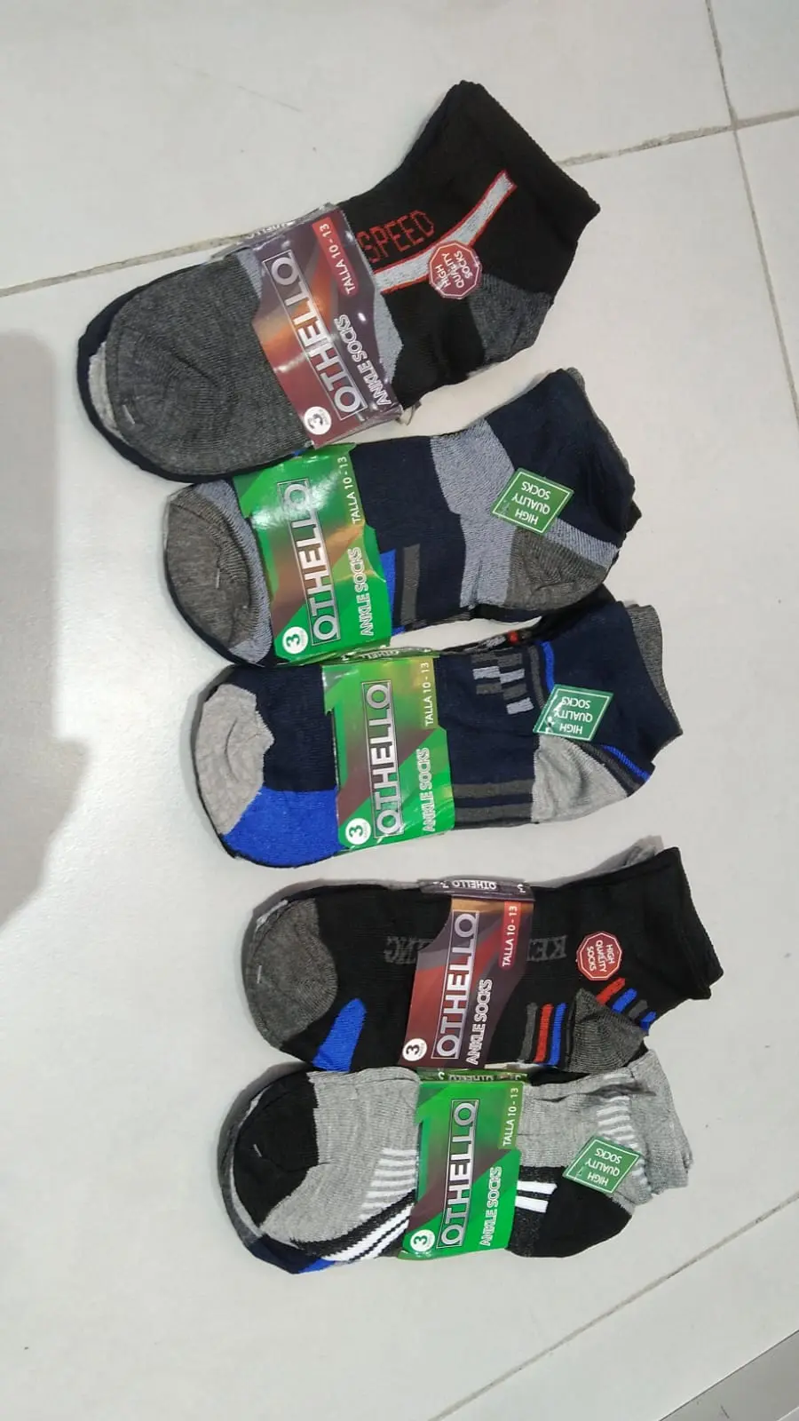 Cinco pares de medias tobilleras Othella surtidas en colores negro, gris y azul con empaques individuales, talla 10-13.