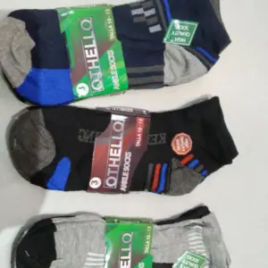 Tres pares de medias tobilleras Othello en colores azul oscuro, negro y gris, talla 10-13, con diseño deportivo y detalles en contraste.