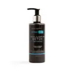 Botella dispensadora negra de jabón facial detox con carbón activado, 240 ml, sobre superficie blanca.