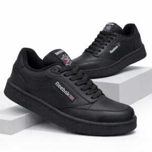 Zapatillas Reebok Club negras de corte bajo con acabado en cuero, cordones y suela negros, con logo blanco lateral sobre bases blancas.