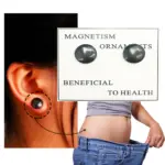 Aretes magnéticos negros redondos de bienestar sin perforación sobre cartón con texto descriptivo, mostrados en oreja y vientre.