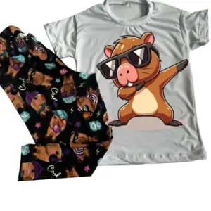Pijama de niño color negro con estampado de capibaras y gafas, incluye camiseta manga corta gris y pantalón largo.