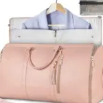 Bolso de viaje rosa 2 en 1 con portatrajes desplegable y neceser incluido, diseñado para transportar ropa sin arrugas.