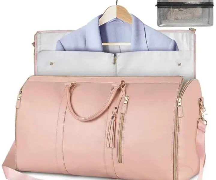 Bolso de viaje rosa 2 en 1 con portatrajes desplegable y neceser incluido, diseñado para transportar ropa sin arrugas.
