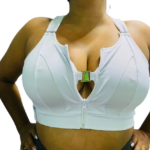 Top deportivo blanco con cierre frontal, tirantes ajustables y detalle metálico en el escote. Diseño con banda elástica ancha para soporte.
