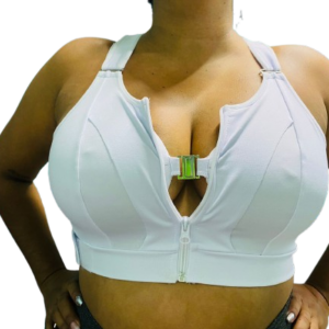 Top deportivo blanco con cierre frontal, tirantes ajustables y detalle metálico en el escote. Diseño con banda elástica ancha para soporte.