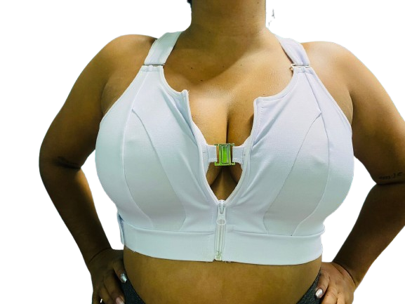 Top deportivo blanco con cierre frontal, tirantes ajustables y detalle metálico en el escote. Diseño con banda elástica ancha para soporte.