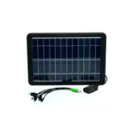Panel solar portátil rectangular negro con marco de goma, cable con caja de control USB y adaptador múltiple con varios conectores.