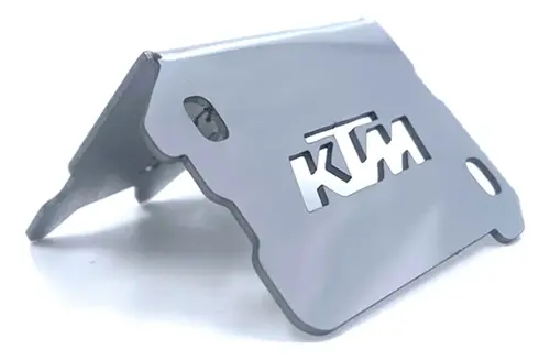 Primer plano del acabado pulido brillante resistente a la oxidación en moto KTM