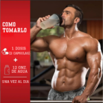 Hombre musculoso bebiendo agua en el gimnasio junto a un cuadro rojo con instrucciones de uso de suplemento en cápsulas y 12 onzas de agua.