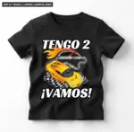 Camiseta negra para niño con diseño de carro deportivo amarillo, pista de carreras y texto "TENGO 2 ¡VAMOS!" para cumpleaños de dos años.