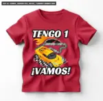 Camiseta roja de manga corta con estampado de carro deportivo amarillo, pista de carreras y texto TENGO 1 ¡VAMOS! para cumpleaños infantil.