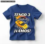 Camiseta azul con estampado de carro deportivo amarillo, llamas, pista de carreras y texto "TENGO 3 ¡VAMOS!" para cumpleaños infantil.