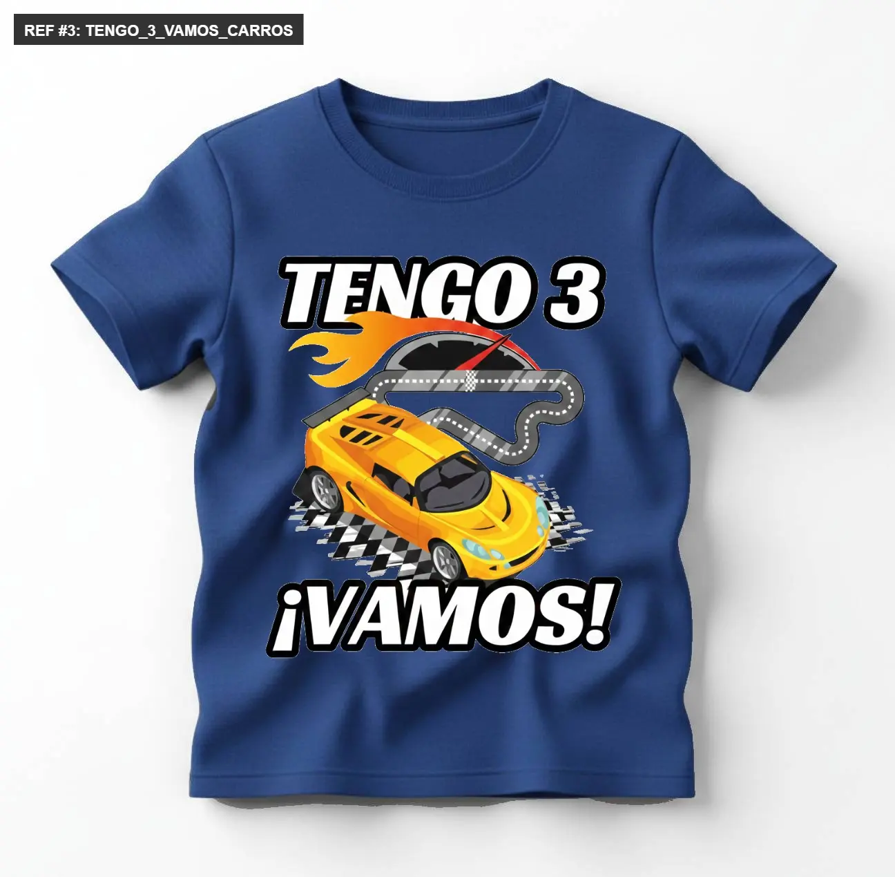 Camiseta azul con estampado de carro deportivo amarillo, llamas, pista de carreras y texto "TENGO 3 ¡VAMOS!" para cumpleaños infantil.
