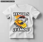 Camiseta blanca de manga corta con estampado de carro deportivo amarillo, pista de carreras y texto TENGO 5 ¡VAMOS! para cumpleaños infantil.