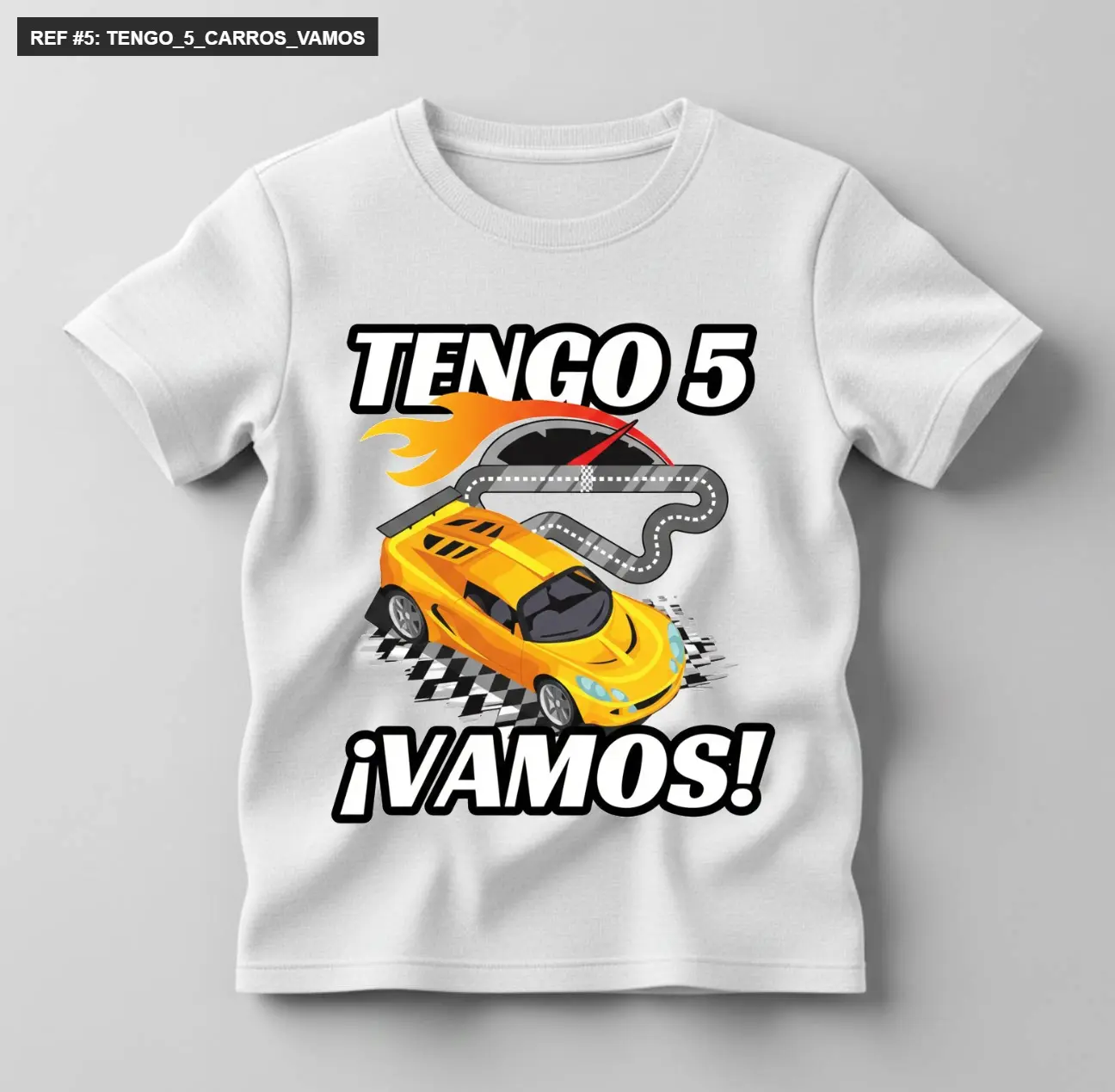 Camiseta blanca de manga corta con estampado de carro deportivo amarillo, pista de carreras y texto TENGO 5 ¡VAMOS! para cumpleaños infantil.