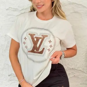 Conjunto deportivo de mujer con camiseta blanca de diseño LV y bermuda negra en licra algodón con logo dorado.