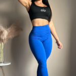 Mujer usando leggings push up deportivos de tiro alto en color azul vibrante, diseño ajustado que realza la figura y los glúteos.