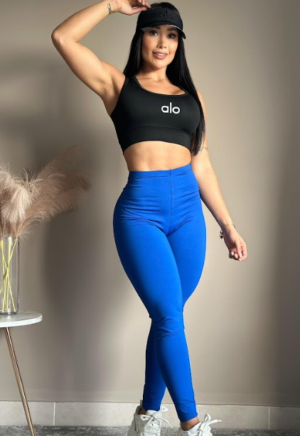 Mujer usando leggings push up deportivos de tiro alto en color azul vibrante, diseño ajustado que realza la figura y los glúteos.