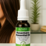 Frasco cuentagotas de 30 ml de aceite esencial de romero sobre una superficie blanca, enfrente de una persona con cabello castaño y una planta decorativa de fondo.