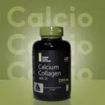 Frasco negro de suplemento Workout Calcium Collagen con D3, tapa verde, 2200 mg por porción para fortalecer huesos y dientes, fondo verde oliva.