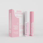 Dúo de crecimiento para cejas y pestañas Selvática con caja rosa y blanca, un sérum humectante blanco y un potenciador rosa.