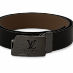 Correa reversible Louis Vuitton de neotextil negro y marrón con hebilla metálica oscura grabada con el logo de la marca.