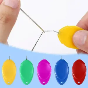Set de cinco enhebradores plásticos de colores amarillo, verde, fucsia, azul y rojo con gancho metálico para facilitar la costura manual.