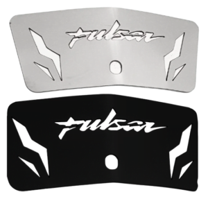 Par de guarda barro delanteros para Pulsar NS 200 en acero inoxidable, uno plateado y uno negro con diseño y logo calados.