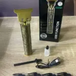 Patillera inalámbrica dorada Waer WA-1949 con relieve, caja, aceite, cepillo, cable USB y cuatro peines guía sobre superficie de madera.