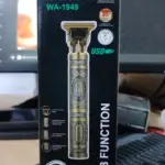 Empaque de la patillera inalámbrica Waer WA-1949 con diseño metálico dorado y grabados ornamentales, resaltando su función de carga USB.